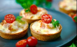 Tartlets with salmon and cream-cheese